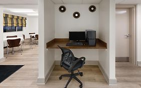 Super 8 By Wyndham Baton Rouge/I-10